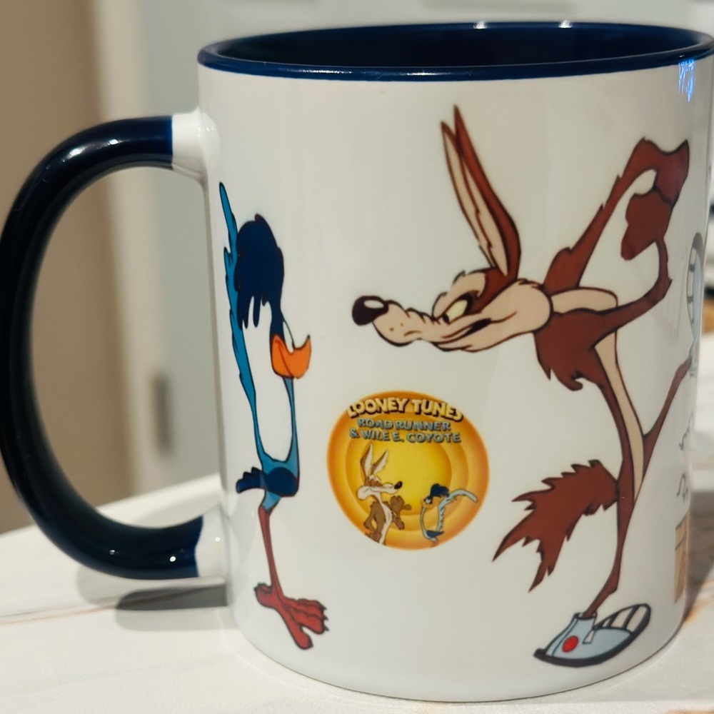 11oz Mug Wile E. Coyote and Road Runner